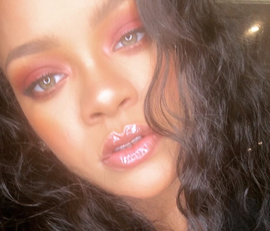 Αποκάλυψη: Η Rihanna έχει μια καλλονή διάσημη σωσία που πρέπει να την δεις!