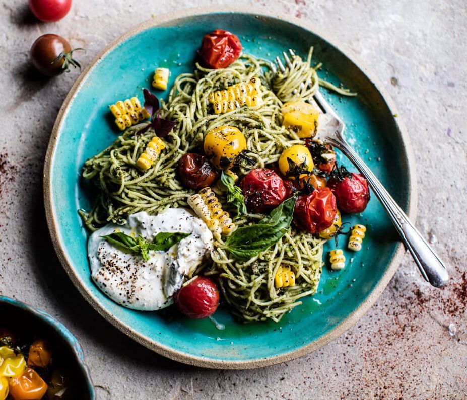 Μακαρονάδα Pesto με καλαμπόκι και τοματίνια