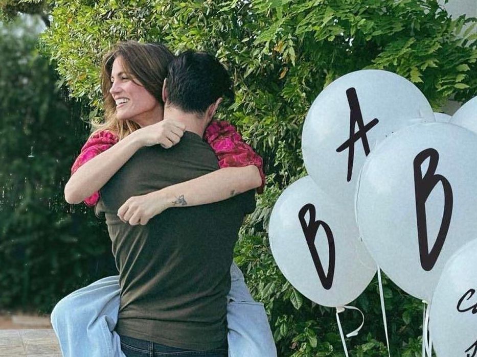 Η Μαίρη Συνατσάκη είναι έγκυος και το ανακοίνωσε έτσι ακριβώς όπως θέλαμε (στην αγκαλιά του Ίαν)