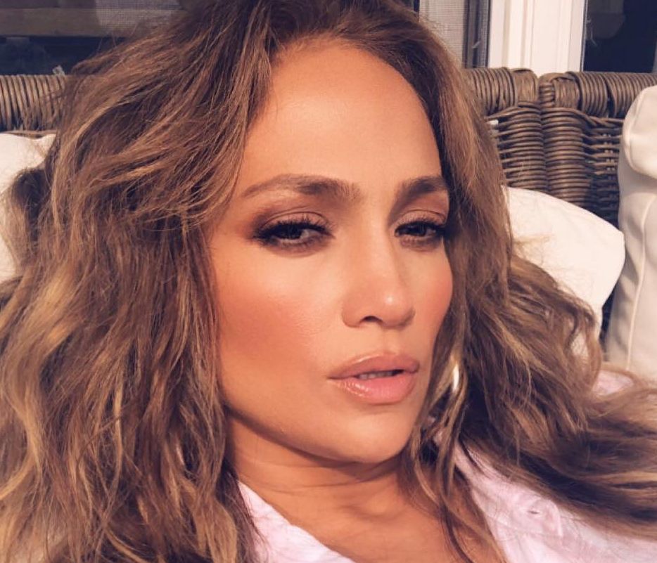 H Jennifer Lopez με μαγιό στην αγκαλιά του Rodriguez: Είναι αυτό που φοράει δαχτυλίδι αρραβώνων;