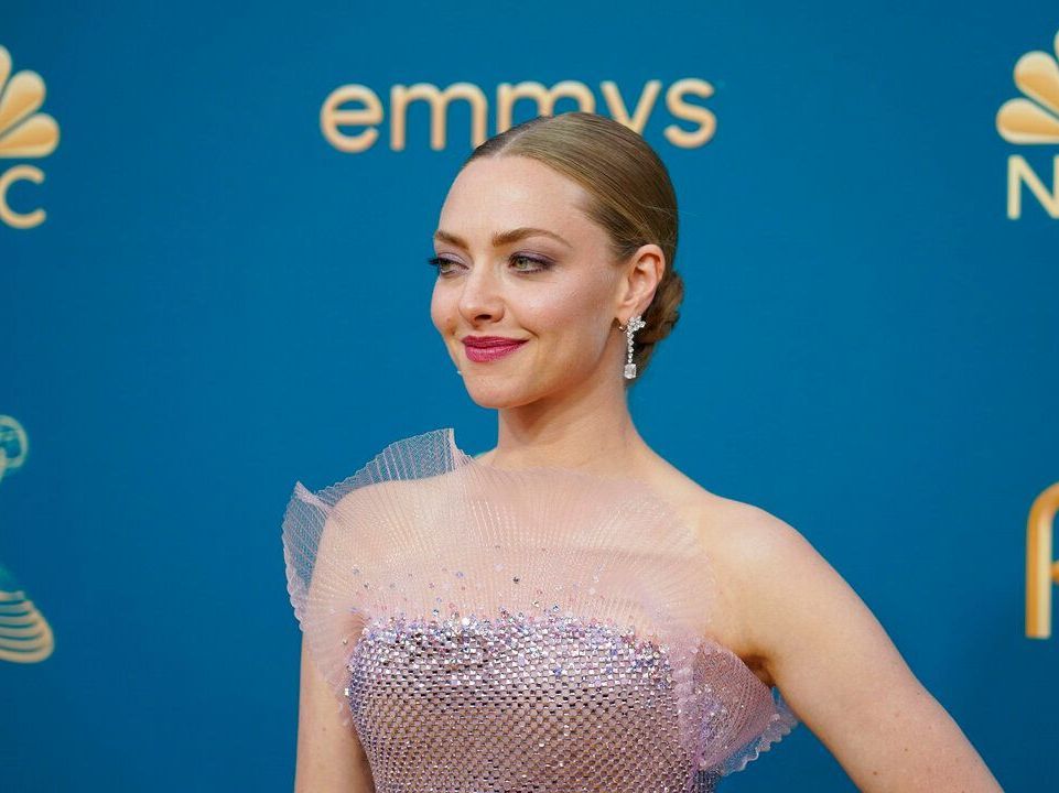 Emmy Awards 2022: Από retro χτενίσματα μέχρι fresh make up looks αυτό το κόκκινο χαλί τα είχε όλα