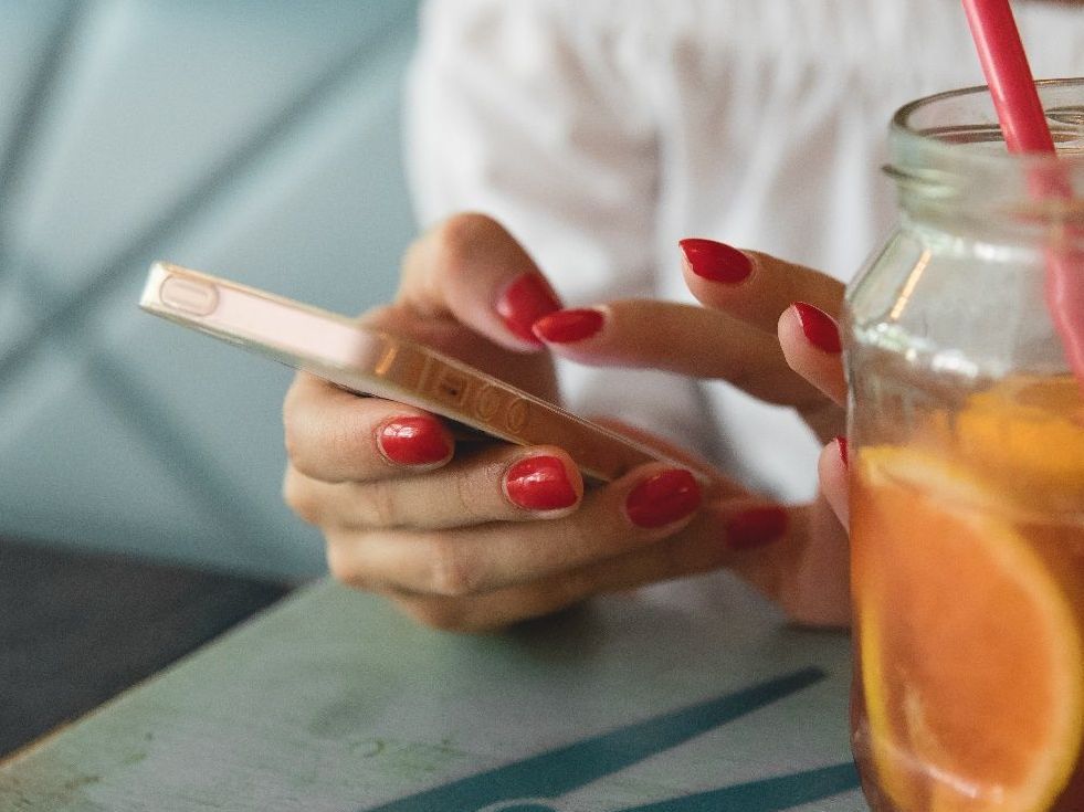 Αγαπητοί influencers, θα μας βοηθήσετε να δούμε την ομορφιά πίσω από τα φίλτρα;